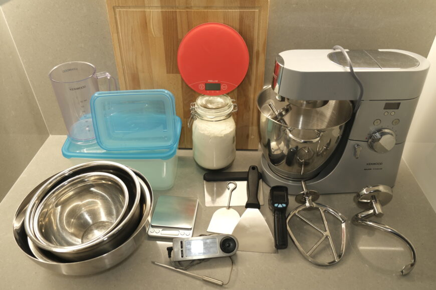 Kitchenware and equipment to make Pizza at home