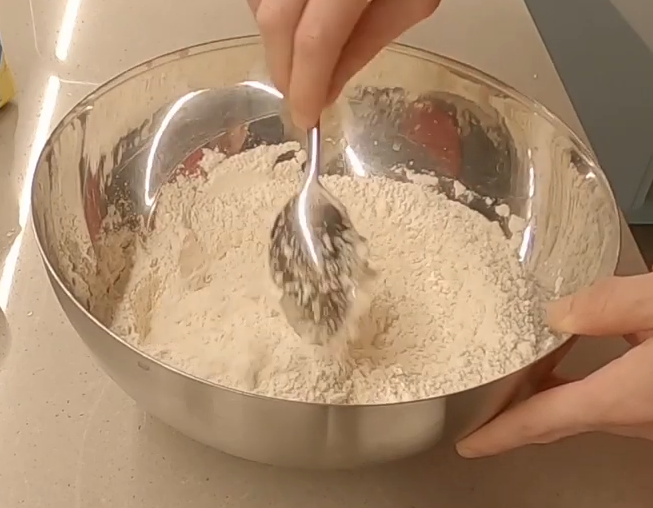 Pizza Dough Kneading Techniques - Using a Spoon for kneading Pizza by hand 