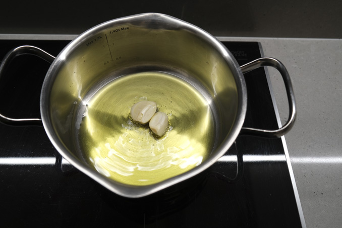 Garlic frying for pizza sauce