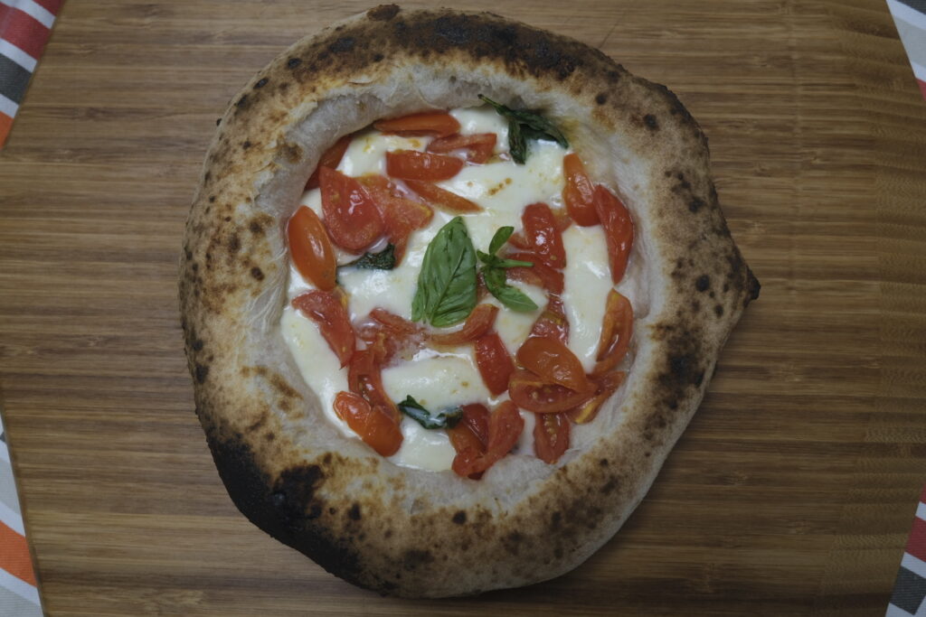 Neapolitan style Pizza - Margherita "a filetto"