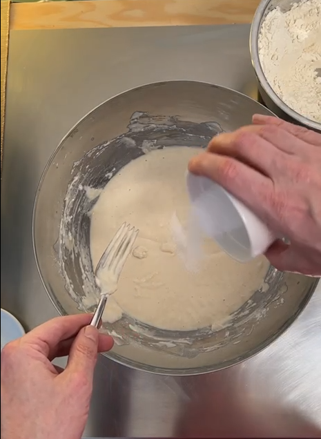 neapolitan pizza kneading
