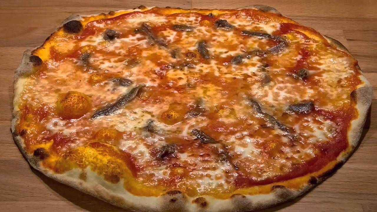 Pizza Tonda Romana (round roman pizza)